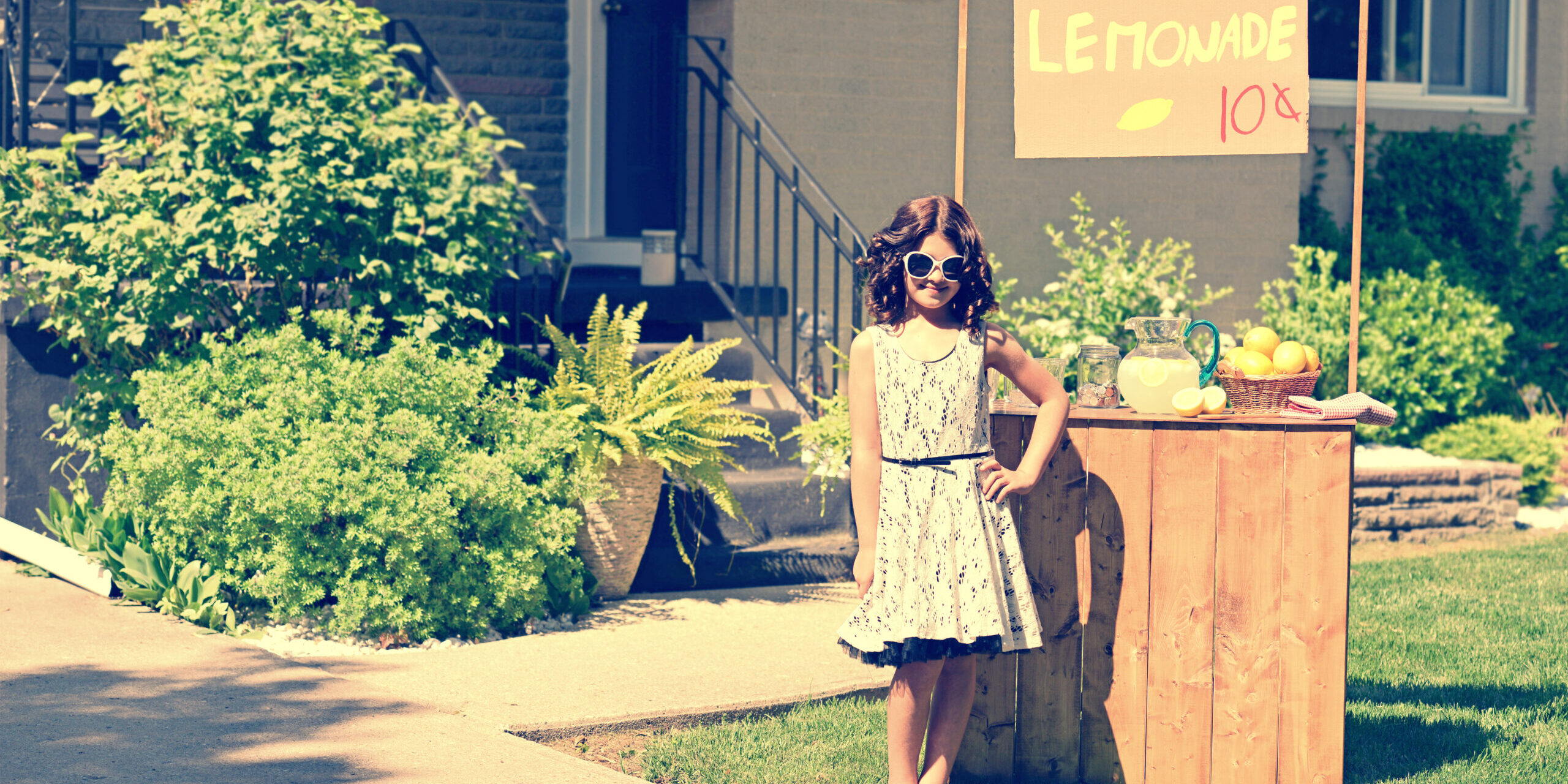 Retro,Girl,Wearing,Sunglasses,With,Lemonade,Stand